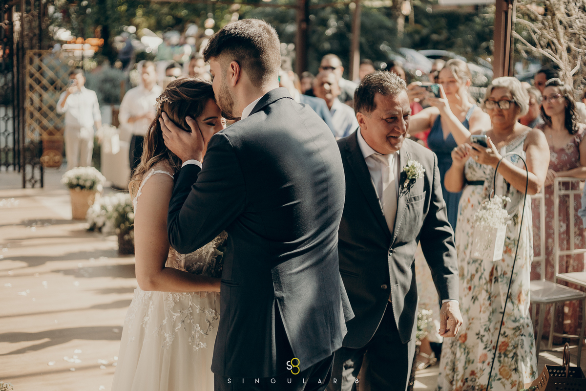 Fotografia de noivos celebrando casamento de dia com amigos e padrinhos no Recanto Callegari