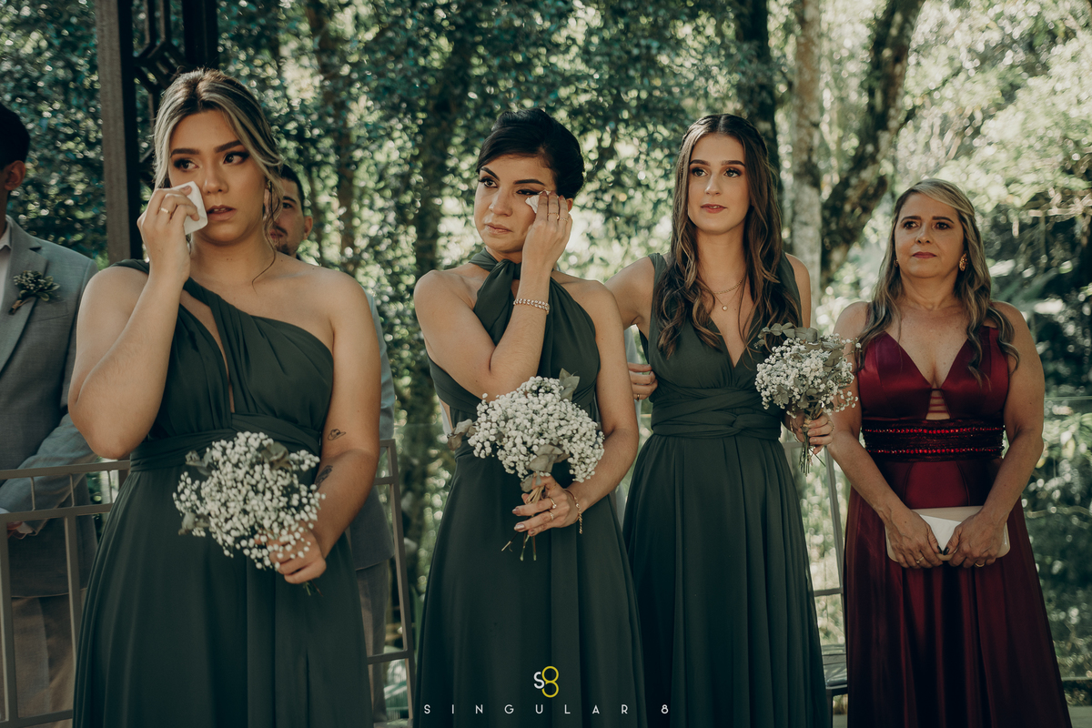 Madrinhas de casamento de vestido verde oliva mãe da noiva com vestido vinho para casamento de dia no Recanto Callegari Buffet Mairiporã