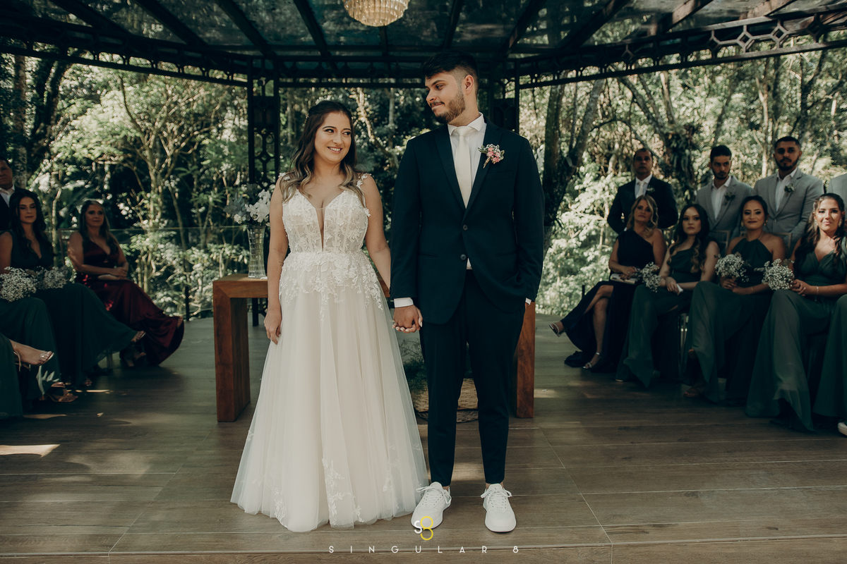 Noivo de terno azul e tênis em casamento de dia no Recanto Callegari noiva de vestido Natkat Bridal para cerimônia emocionante e diferente de dia em Mairiporã