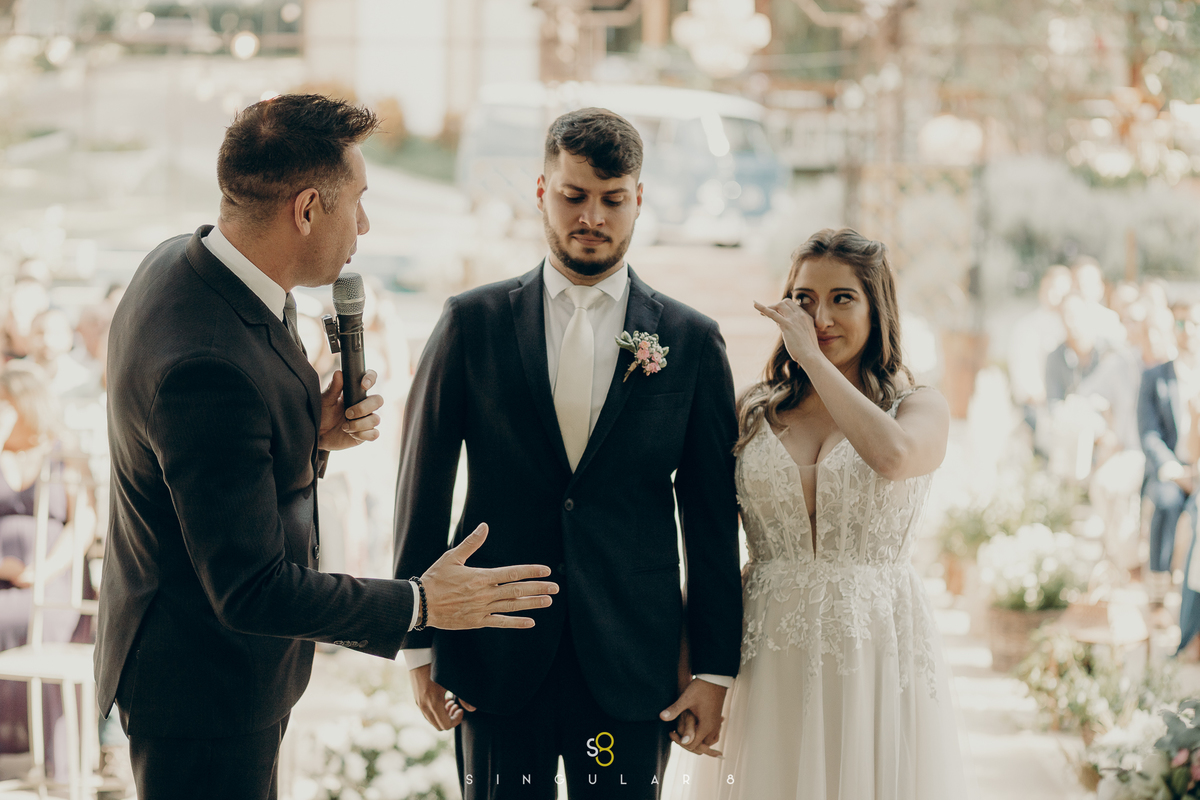 Celebrante emocionando o casal durante casamento de dia no Recanto Callegari em Mairiporã