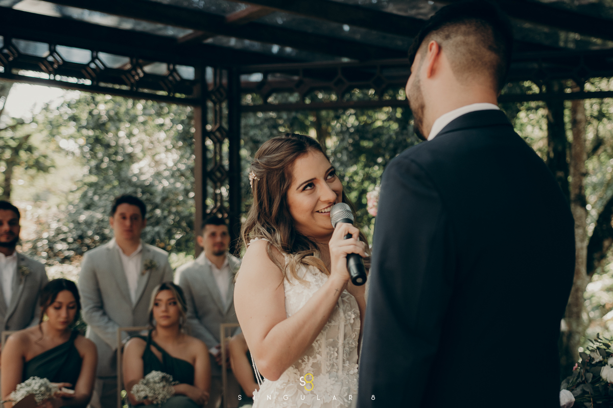 fotografia de noiva falando os votos com o vestido Natkat Bridal no Recanto Callegari em cerimônia emocionante de casamento de dia