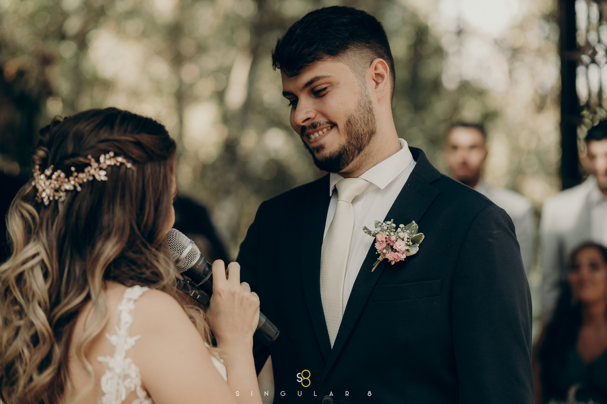fotografia do noivo ouvindo os votos em casamento de dia no Recanto Callegari em Mairiporã
