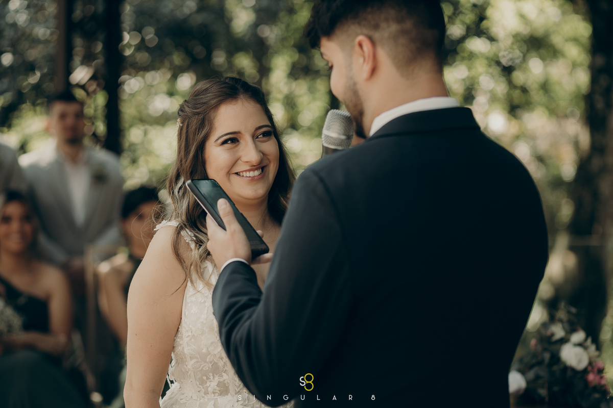 fotografia do noivo lendo votos de casamento para noiva emocionada em casamento de dia no Recanto Callegari vestindo Natkat Bridal