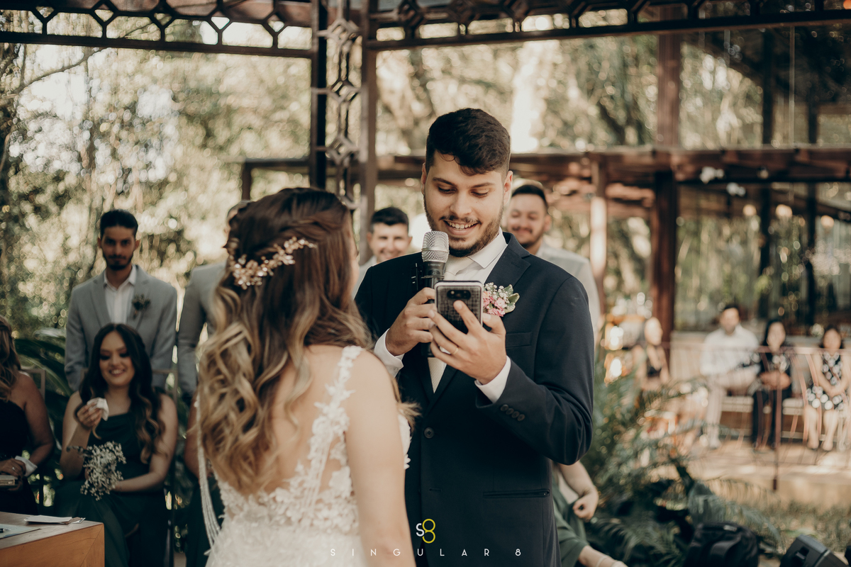 Fotografia de noivos celebrando o amor em cerimônia de dia no Recanto Callegari Mairiporã