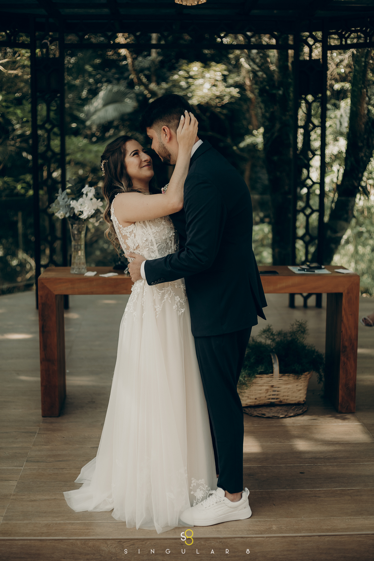 Fotografia de casamento Mairiporã Recanto Buffet Callegari noiva de vestido natkat bridal e noivo de terno azul e tênis branco