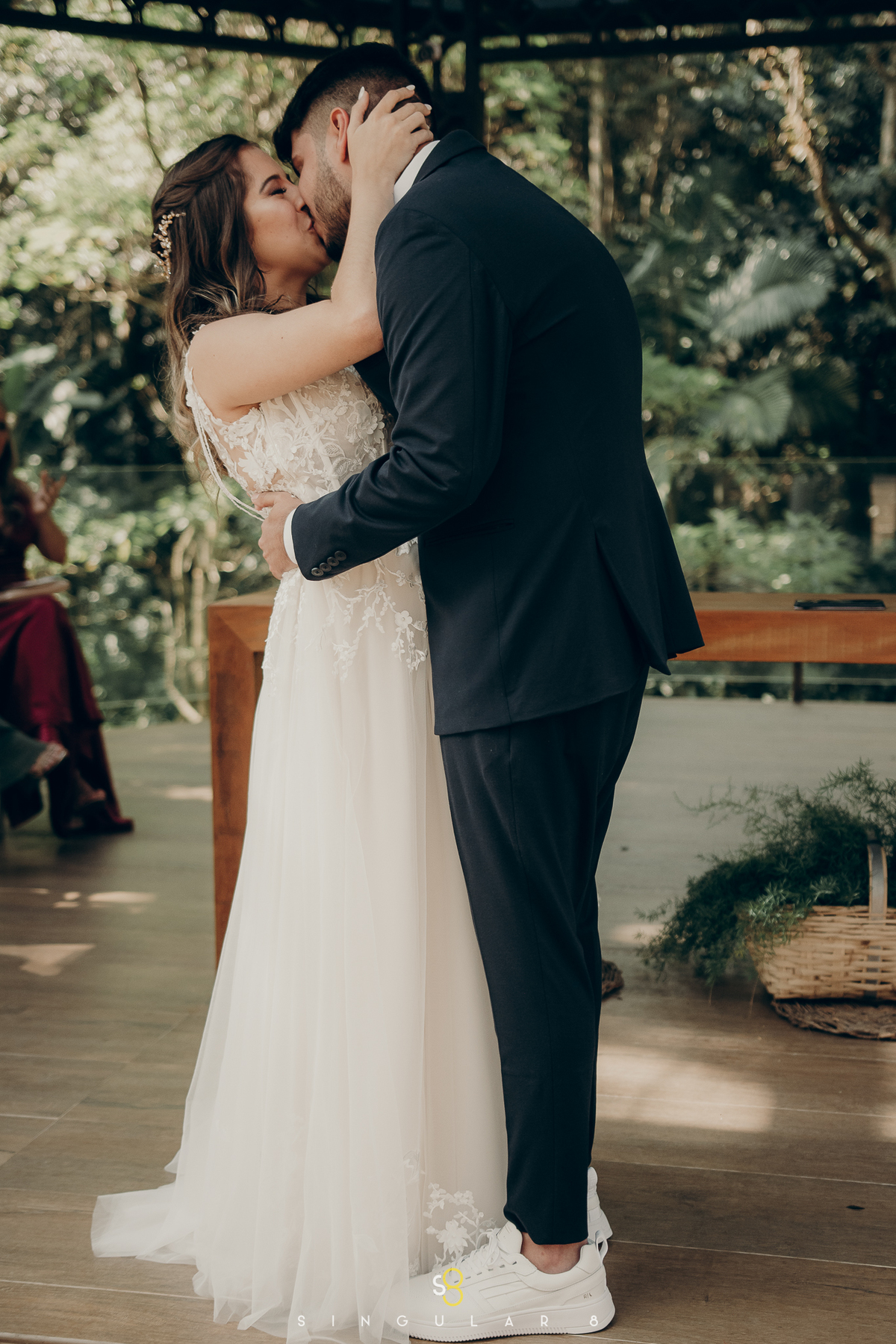 Fotografia do beijo lindo dos noivos no casamento de dia celebrado no buffet Callegari Mairiporã