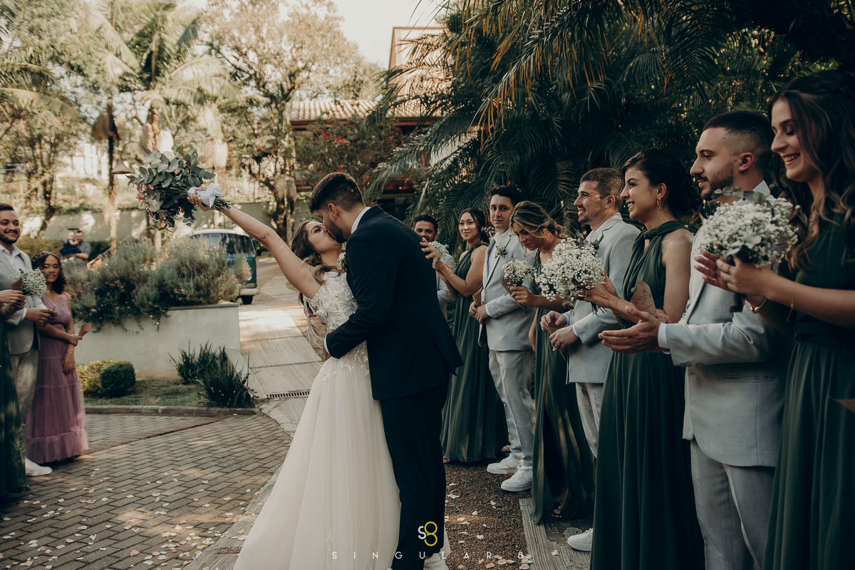 Padrinhos de terno cinza celebrando casamento de dia com noivo de tênis e madrinhas de vestido verde oliva no Recanto Callegari Mairiporã