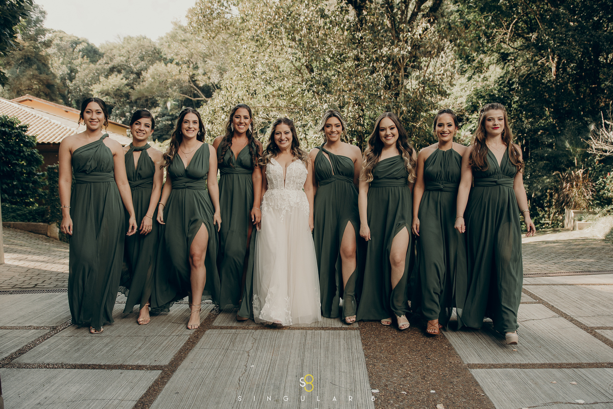 fotografia de casamento de dia com madrinhas vestidas de verde oliva e noiva de vestido Natkat Bridal