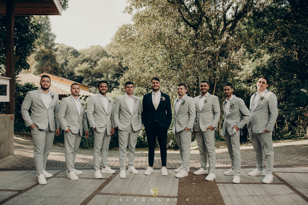 fotografia de padrinhos de casamento de dia com tênis branco e terno cinza