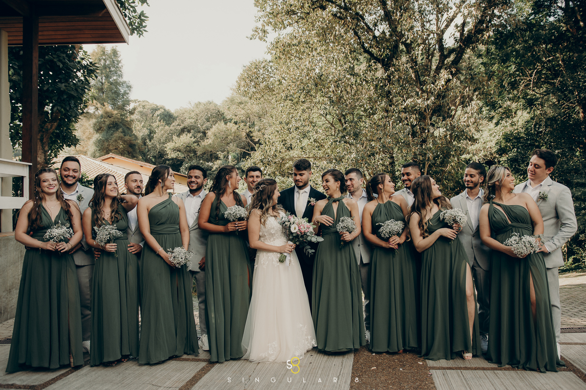 fotografia de casamento de dia com madrinhas de vestido verde oliva padrinhos de terno cinza e tênis branco noiva de natkat bridal