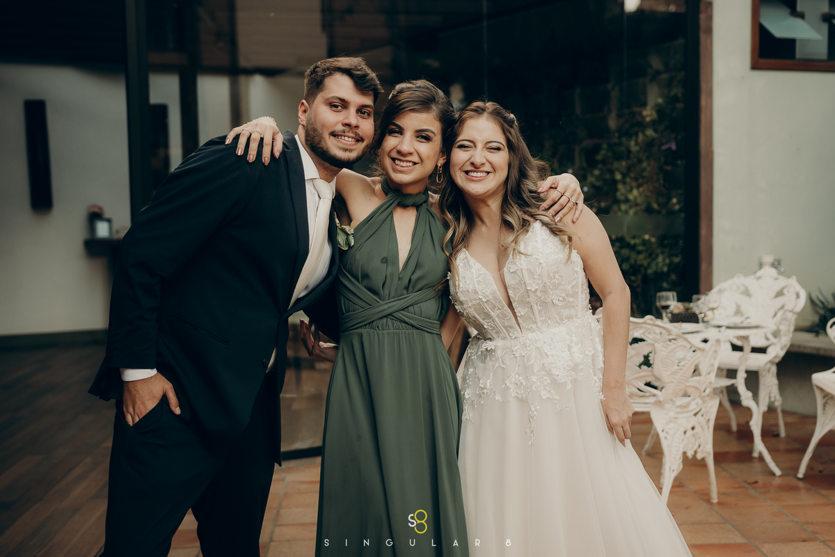 fotografia de noivos com madrinhas em casamento de dia no buffet callegari