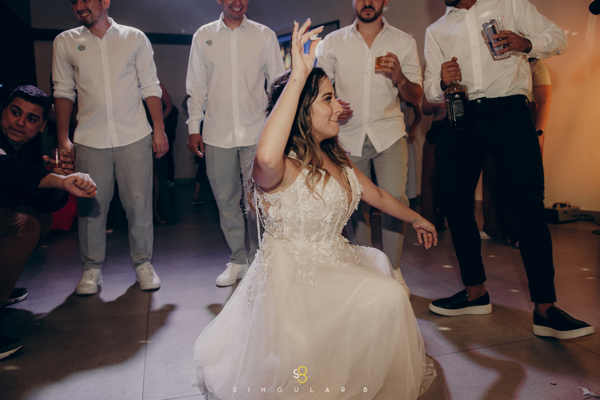 Celebração de amor e felicidade: momentos inesquecíveis da festa dos noivos e seus padrinhos dançando com alegria