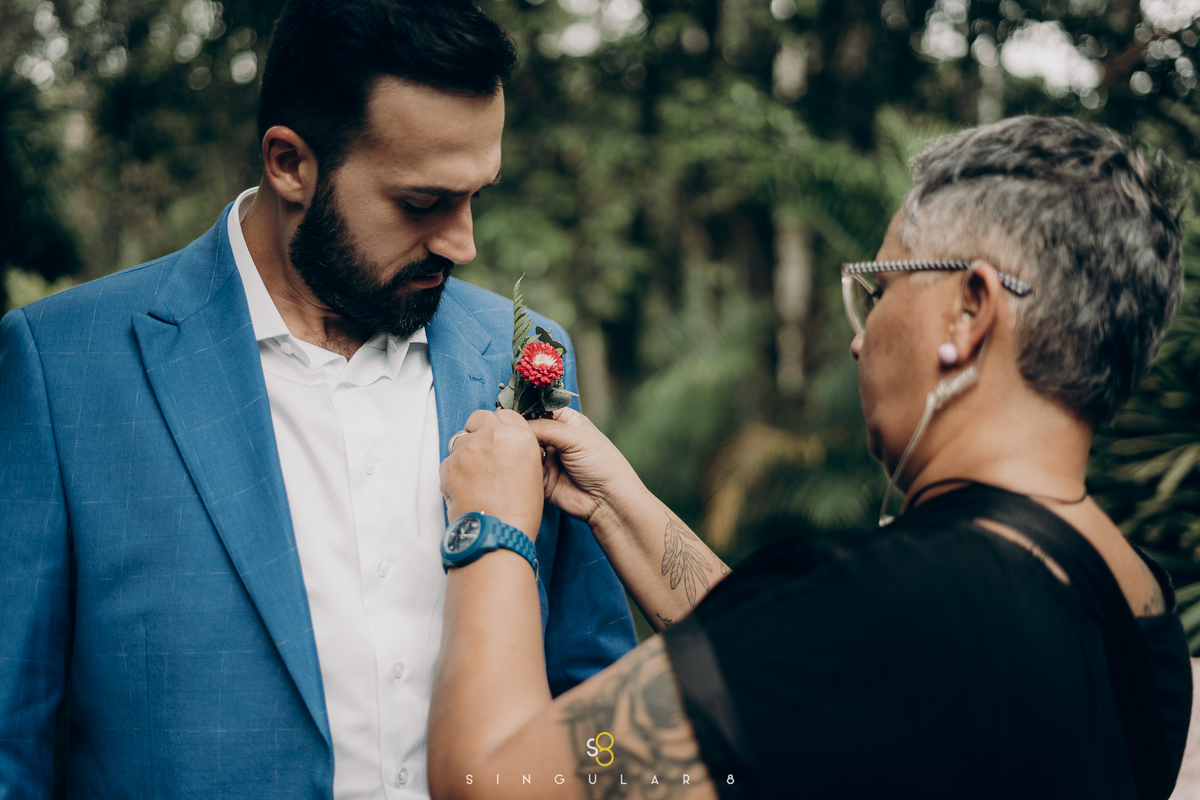 fotografia da lapela do noivo casamento de dia no rancho santa maria em mairiporã