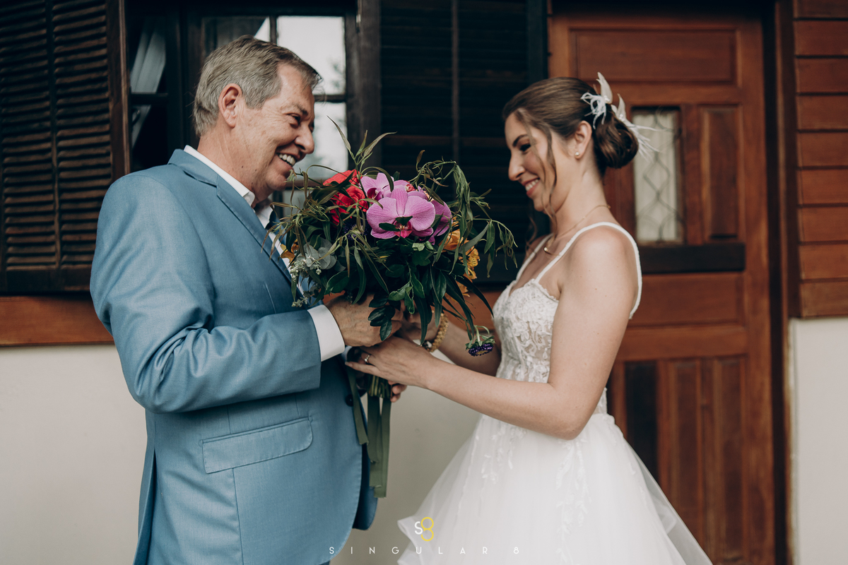 fotografia de casamento da noiva com o pai no first look no rancho santa maria eventos em mairiporã