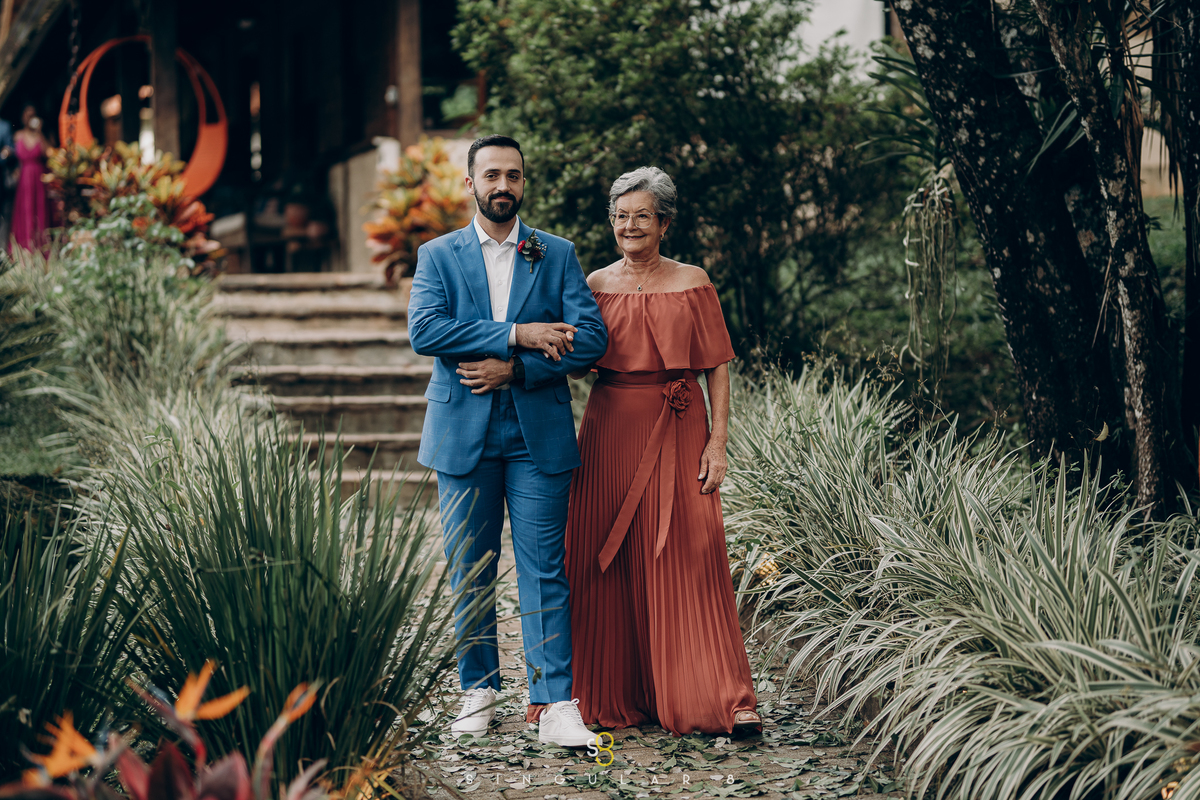 Fotografia da entraa do noivo com a avó em casamento de dia no rancho santa maria eventos em mairiporã