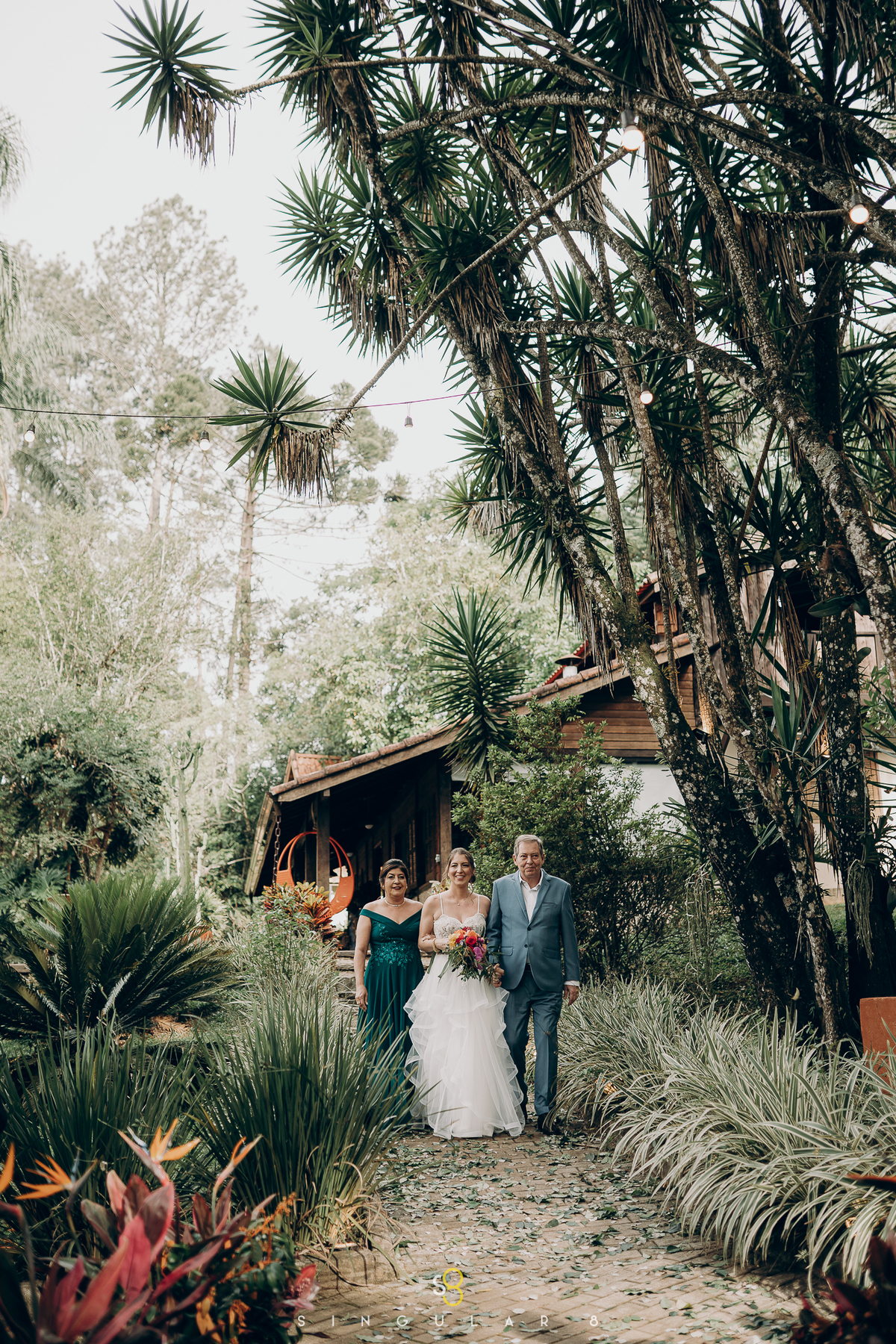 fotografia da entrada dos pais com a noiva no rancho santa maria eventos em mairiporã