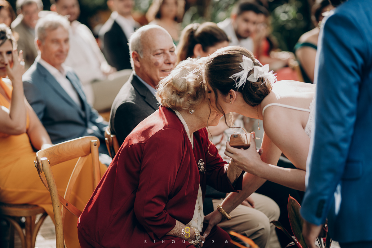 Fotografia espontânea da entrada da avó no casamento no rancho santa maria eventos mairiporã