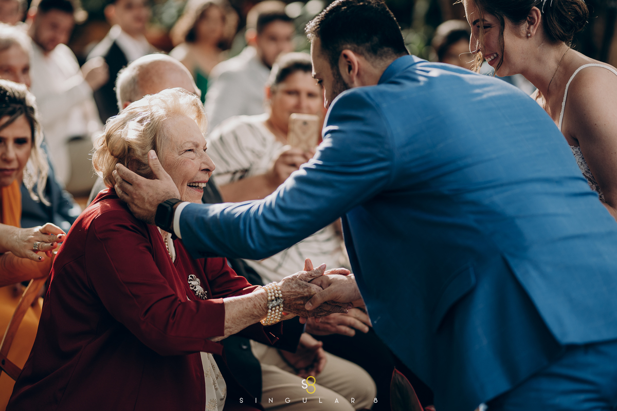 Fotografia de casamento espontânea da avó com as alianças no rancho santa maria eventos