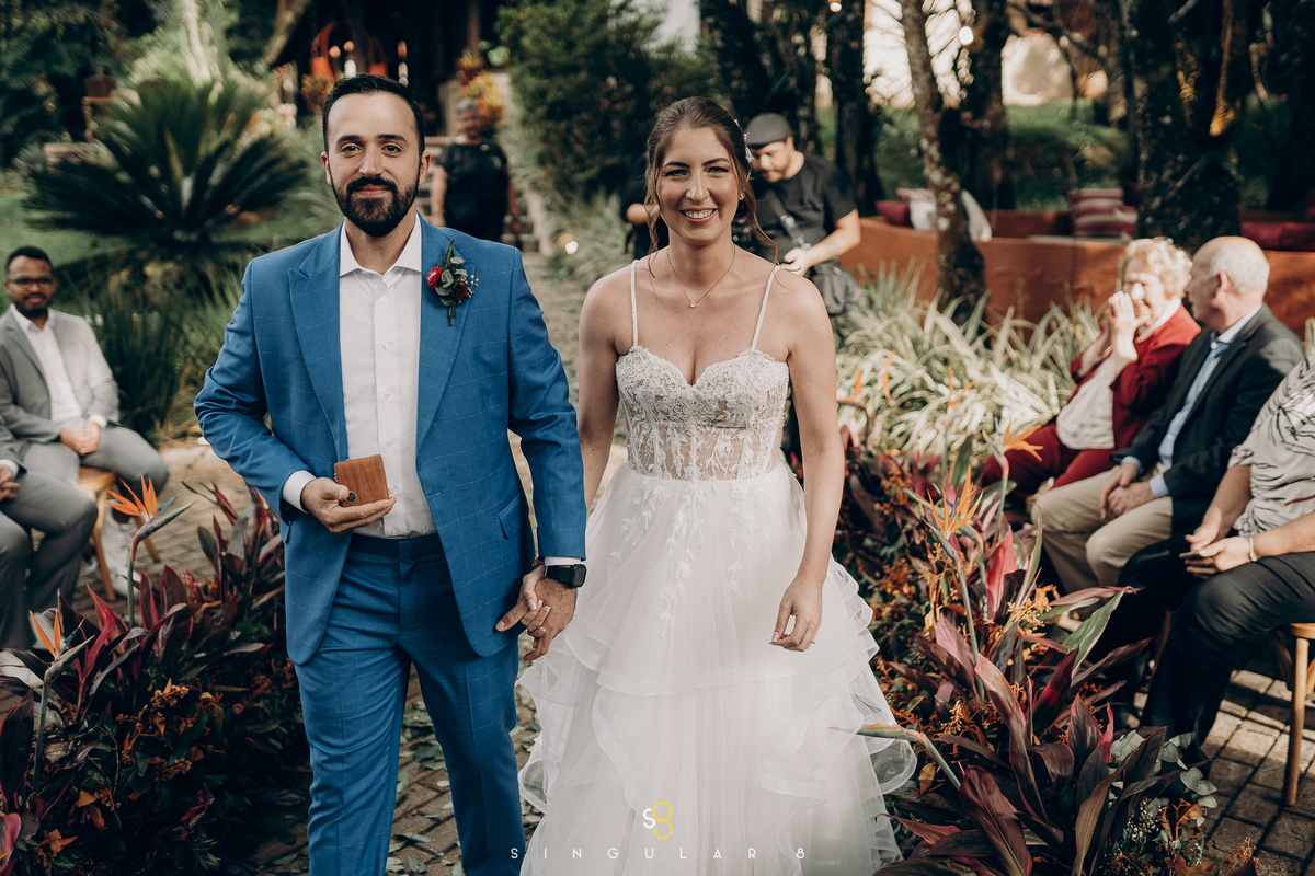 Fotografia da entrada dos noivos com as alianças no rancho santa maria eventos