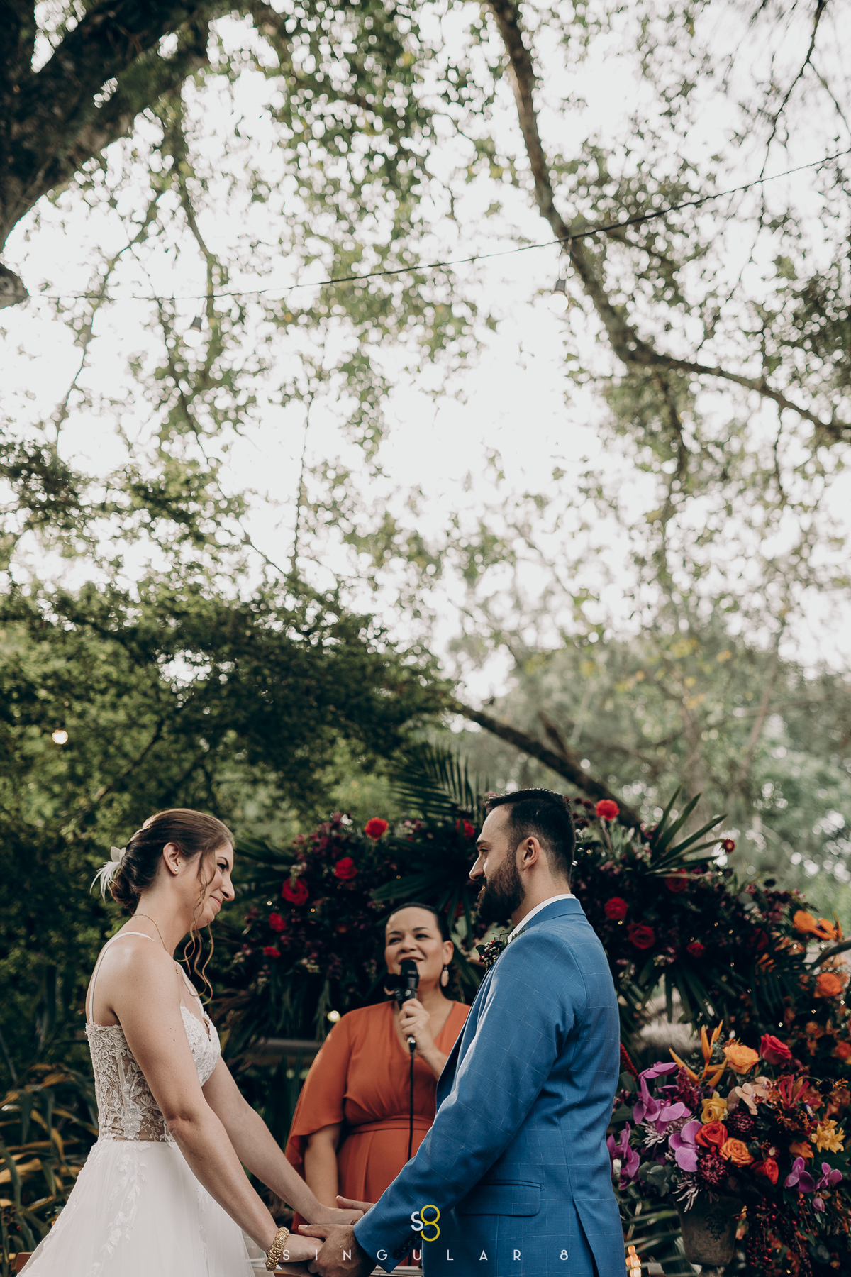 Fotografia espontânea de casamento no pôr do sol no rancho santa maria eventos