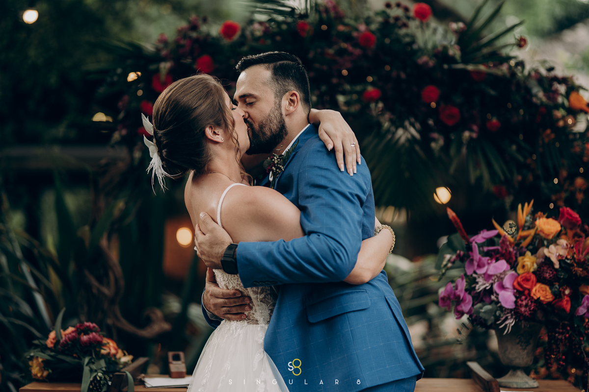 Fotografia de beijo bonito de casamento no rancho santa maria eventos