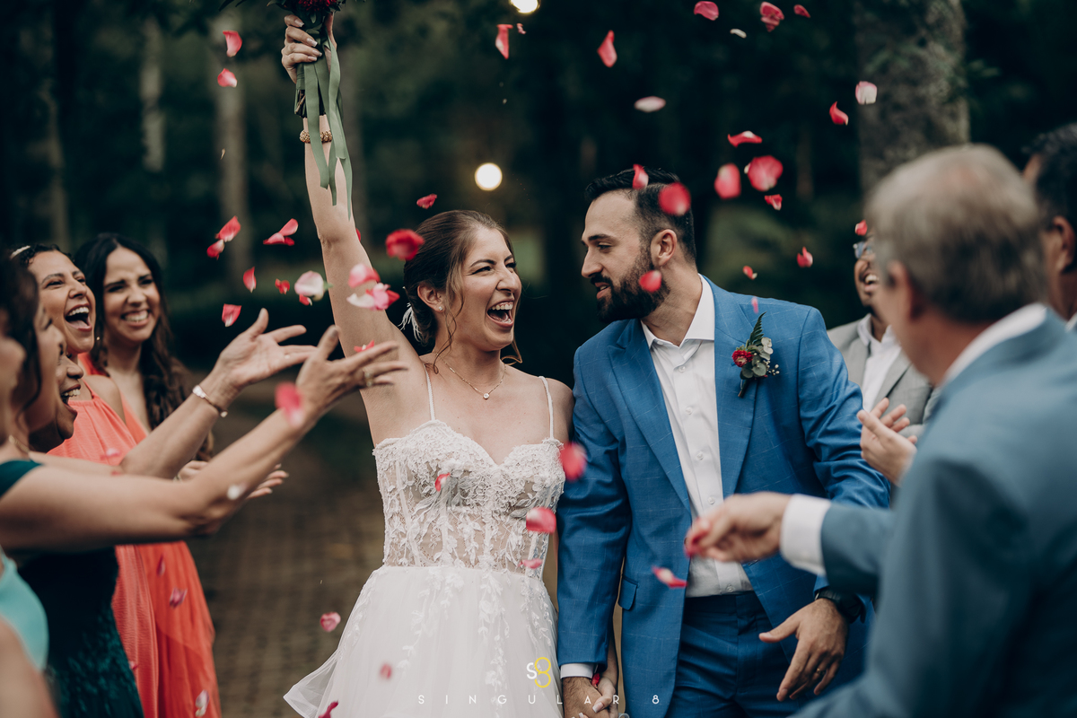 Fotografia de casamento da saída do casal no pôr do sol no rancho santa maria