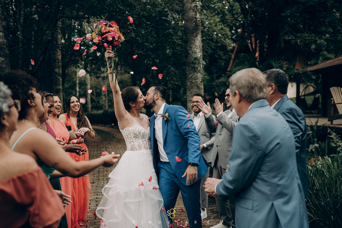 Fotografia espontânea da saída dos noivos da cerimônia de casamento de dia no rancho santa maria eventos