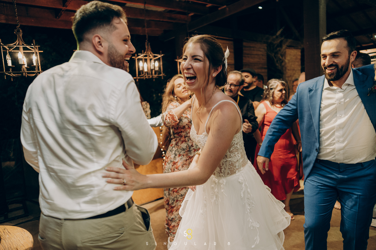 fotógrafo de casamento com fotos espontâneas da festa em rancho santa maria eventos