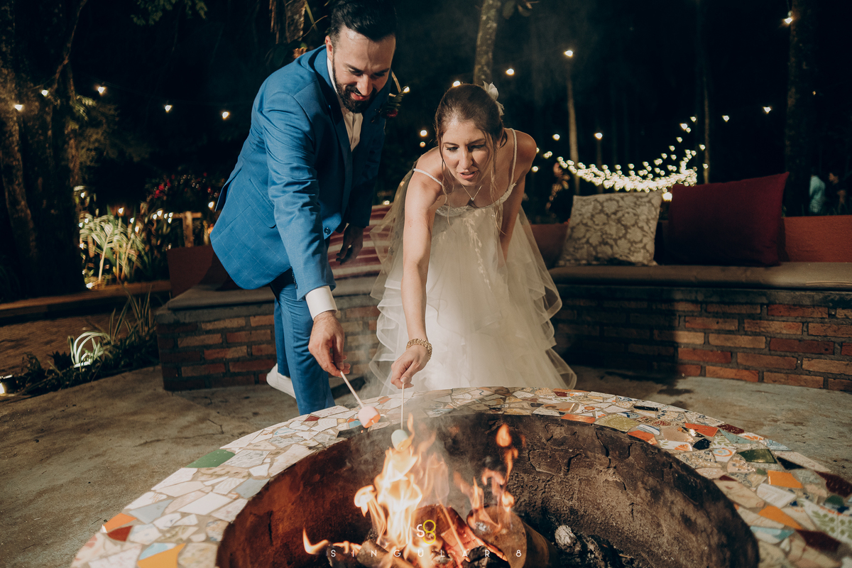fotografia de casamento no rancho santa maria na beira da fogueira com marshmallows