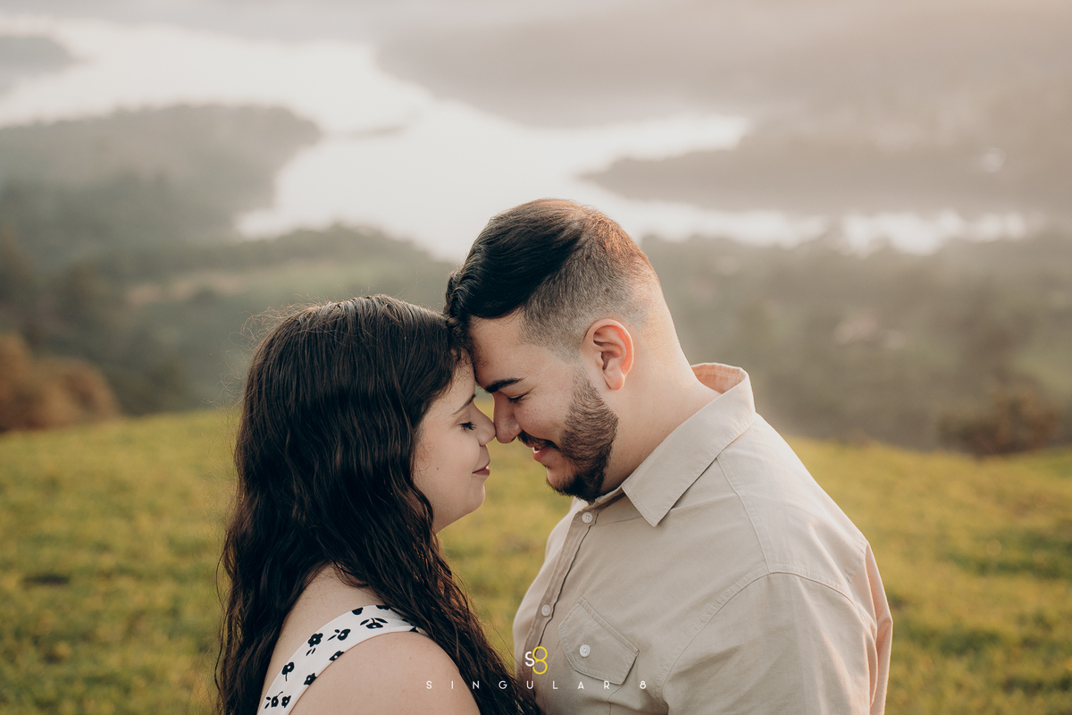 ensaio de casal pré casamento no morro do capuava em pirapora do bom jesus no amanhecer