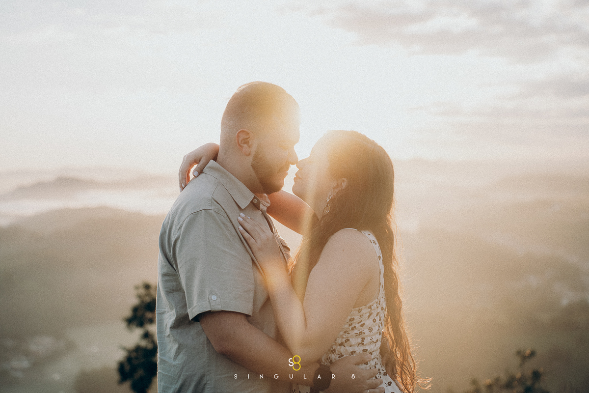 ensaio pré casamento no nascer do sol no morro do capuava em pirapora do bom jesus 