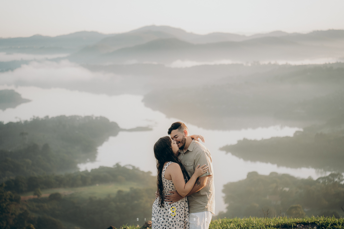 ensaio de casal na montanha em são paulo morro do capuava nascer do sol