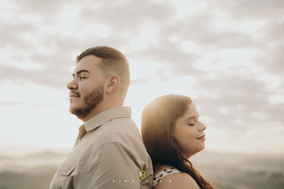 fotografia de ensaio pré casamento no morro do capuava no nascer do sol
