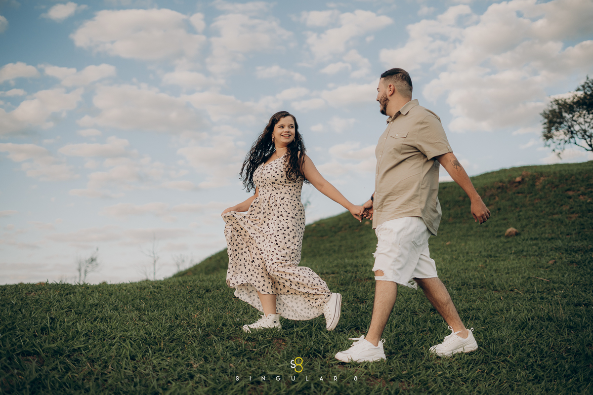 look leve para ensaio pré casamento no nascer do sol na montanha morro do capuava