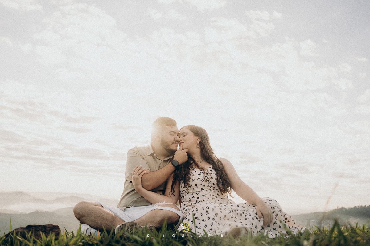 fotografo para ensaio pré casamento no nascer do sol na montanha perto de são paulo