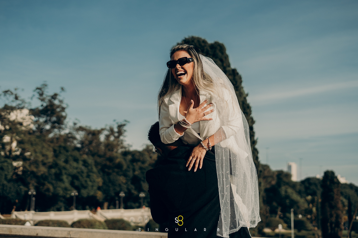 fotografia de casal no nascer do sol no museu do ipiranga 