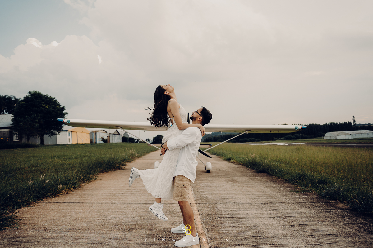 fotografia na pista de pouso com avião ensaio pré wedding no heliponto 