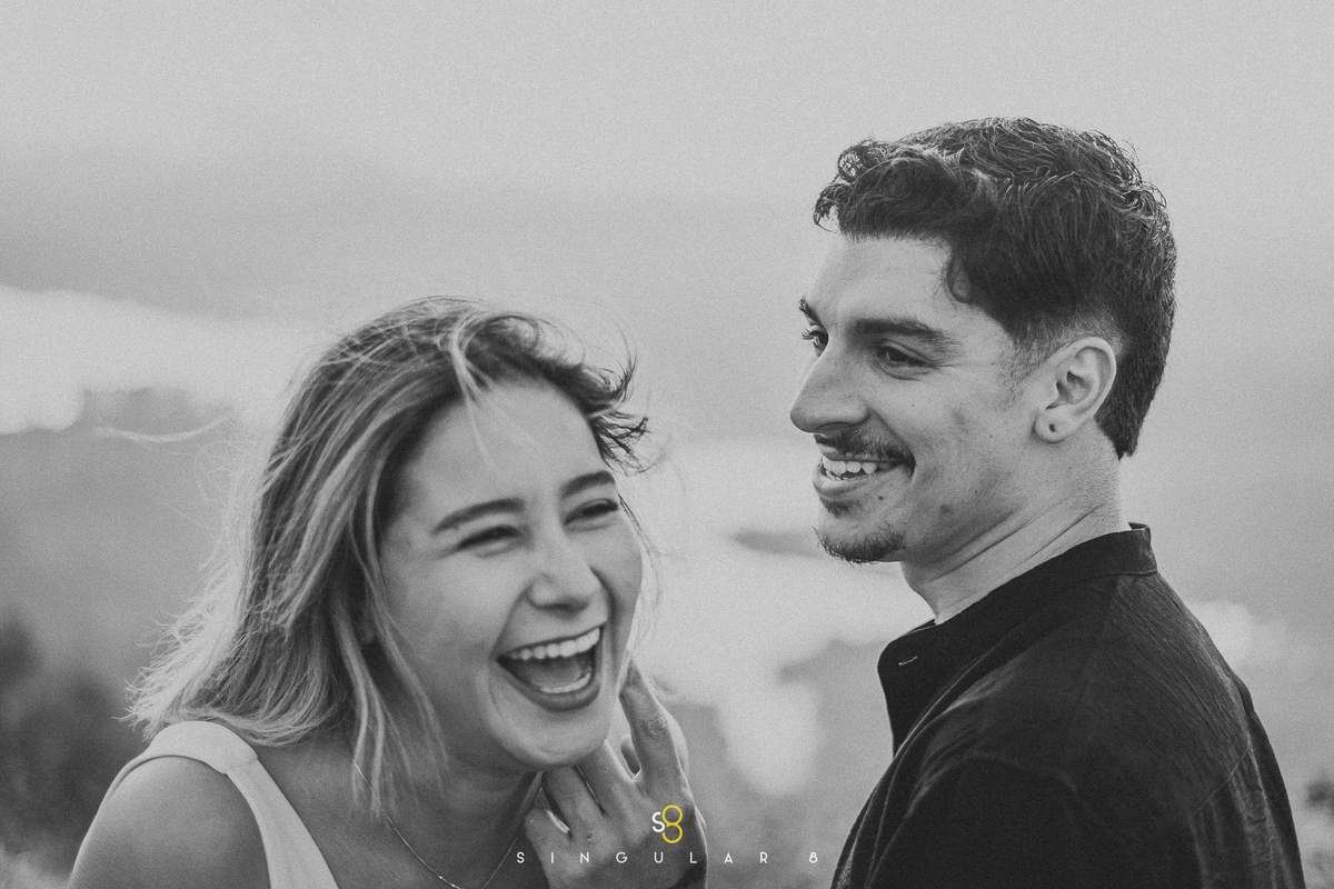 fotografia de ensaio pré wedding no nascer do sol do morro do capuava