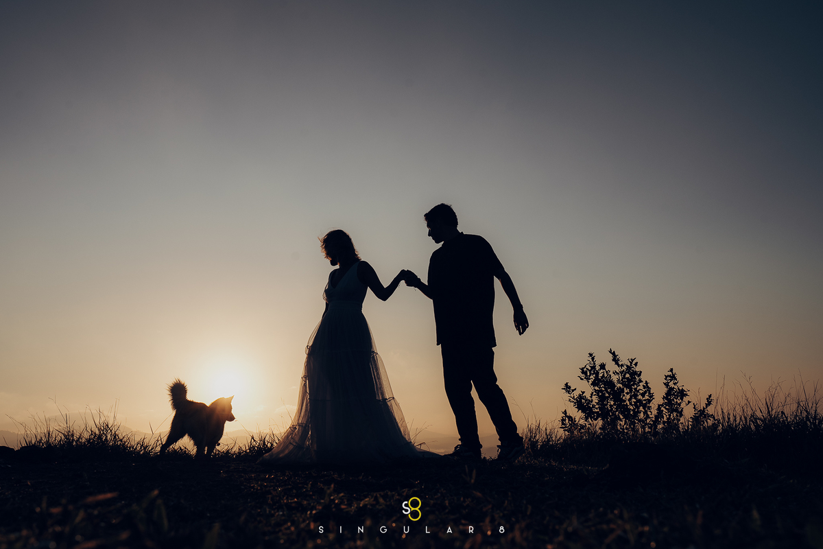 fotografia de ensaio pré casamento weding com cachorro na montanha nascer do sol do morro do capuava