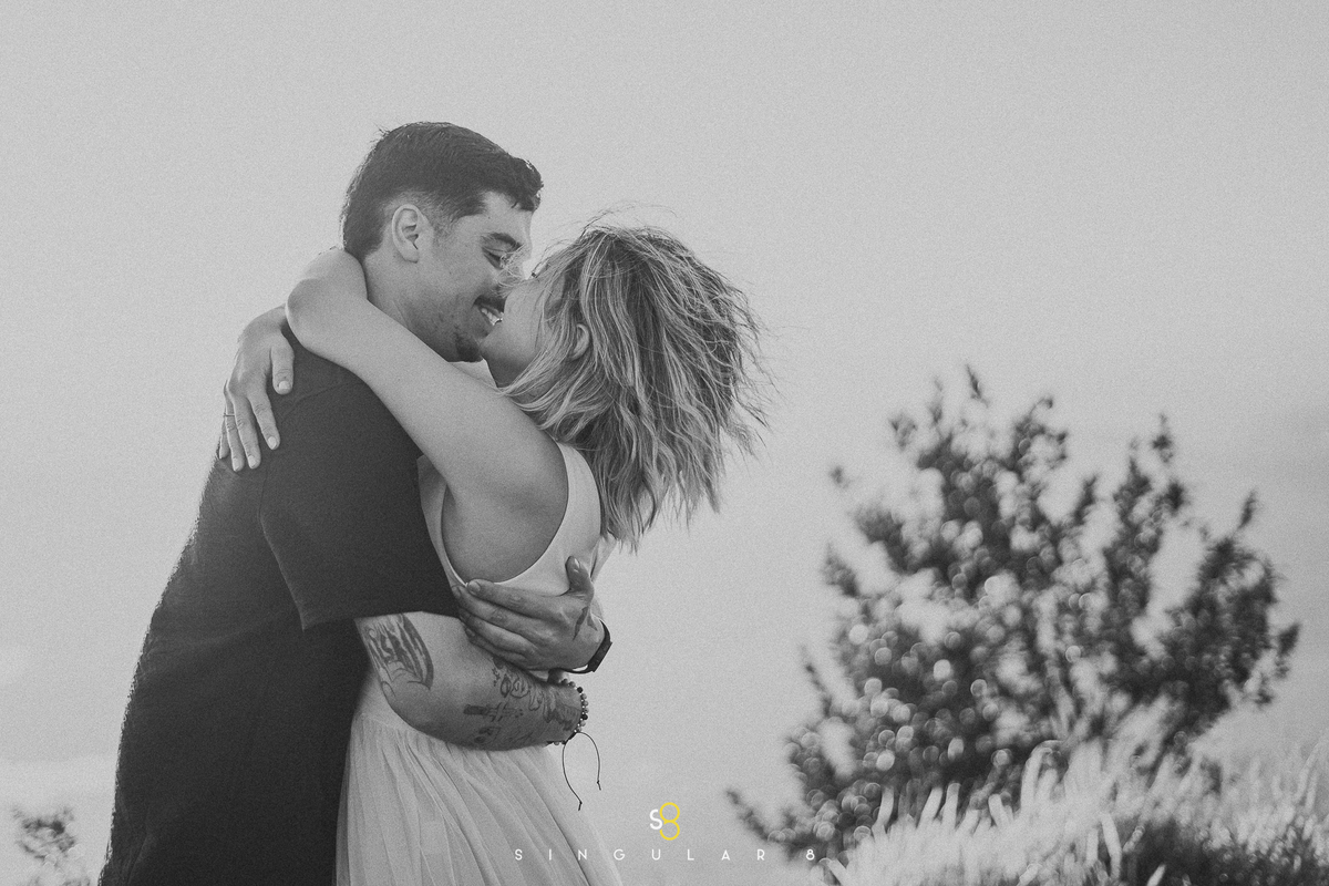 fotografia de ensaio pré casamento preto e branco nascer do sol do morro do capuava