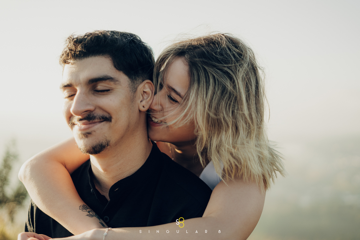 fotografia espontânea de ensaio pré casamento nascer do sol do morro do capuava