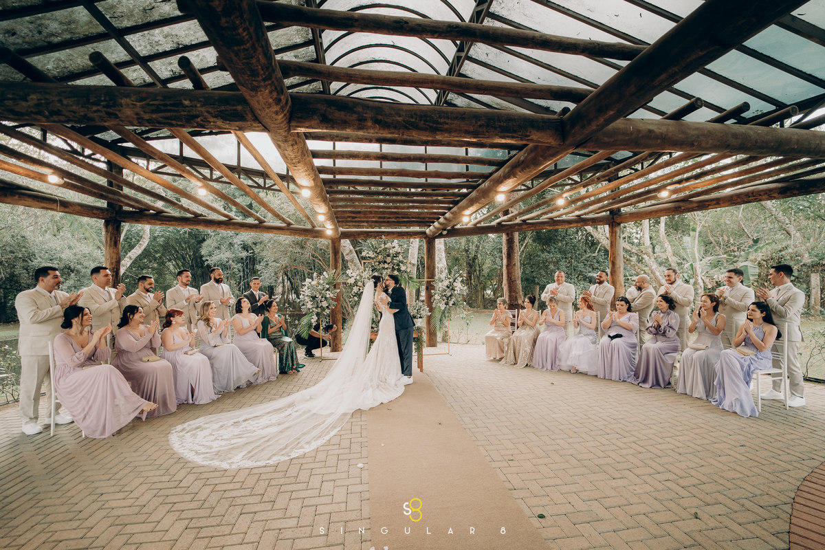 fotografia do altar no beijo dos noivos casamento de dia espaço olinda santa isabel guarulhos