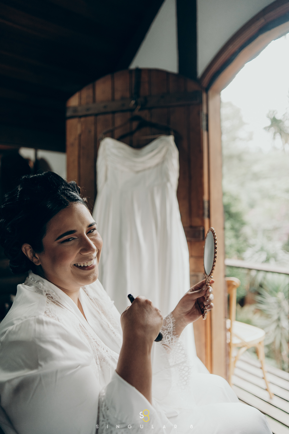 fotografia de noiva se maquiando no making of para casamento de dia rancho santa maria