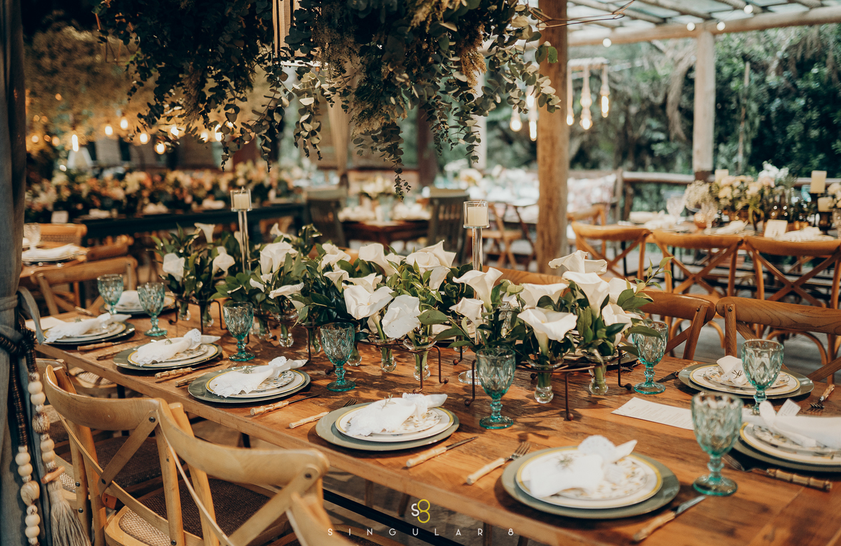 fotografia de decoração de casamento de dia em espaço aberto com mesa grande rancho santa maria