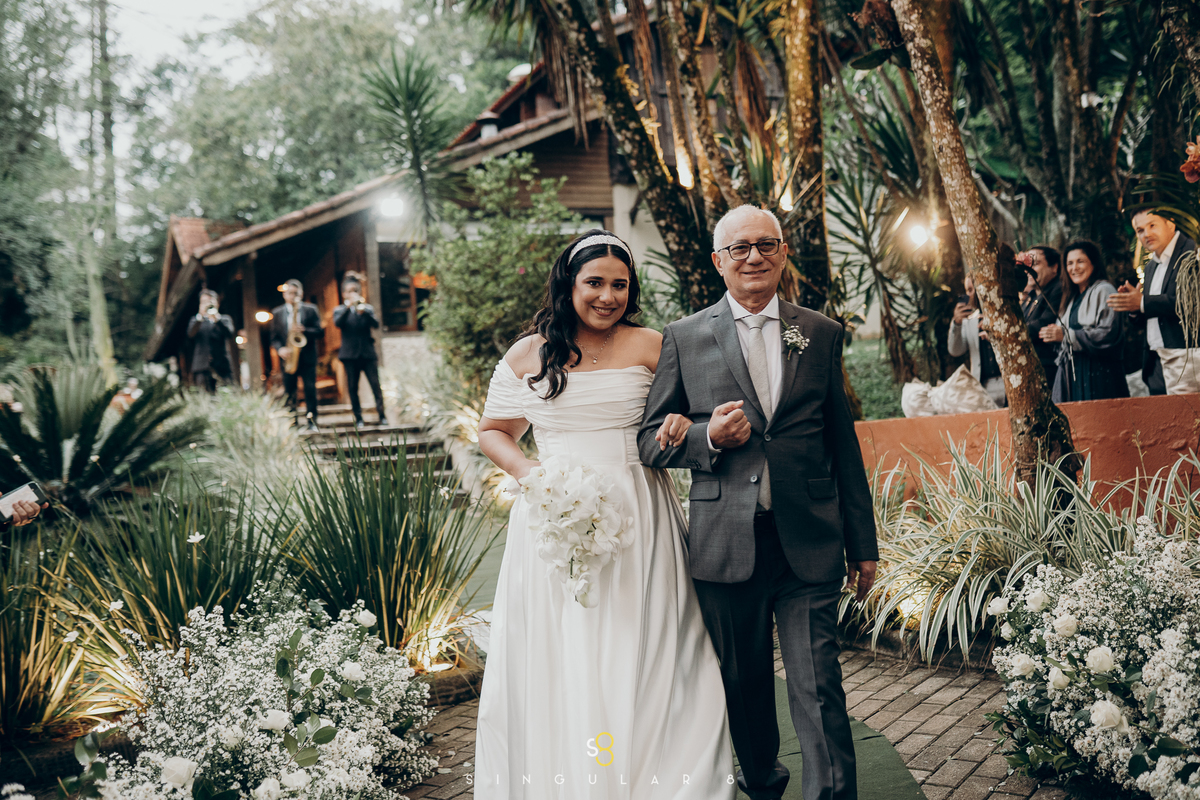 fotografia da entrada da noiva vestido clássico de cetim para casamento de dia rancho santa maria