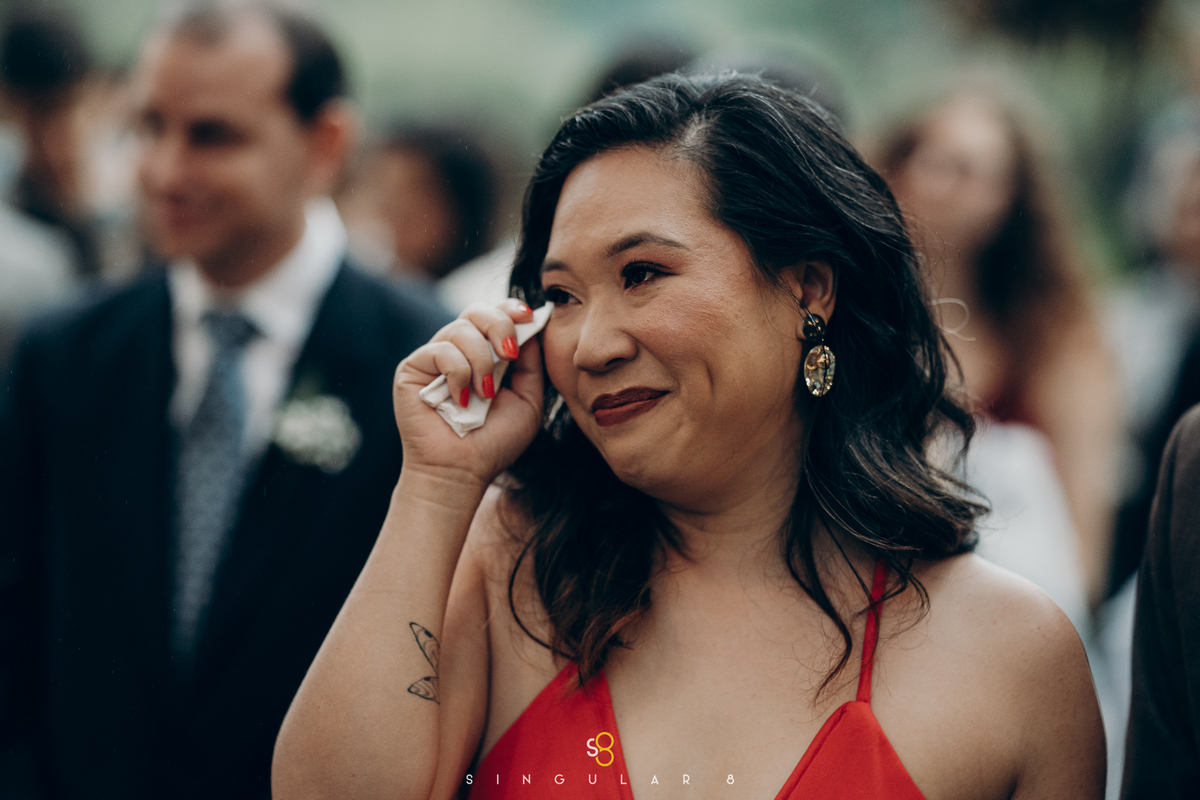 fotografia da reação da madrinha foto espontânea na cerimônia no pôr do sol rancho santa maria