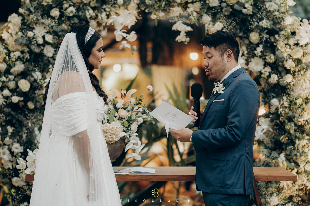 fotografia do noivo lendo os votos para a noiva no altar casamento de dia rancho santa maria