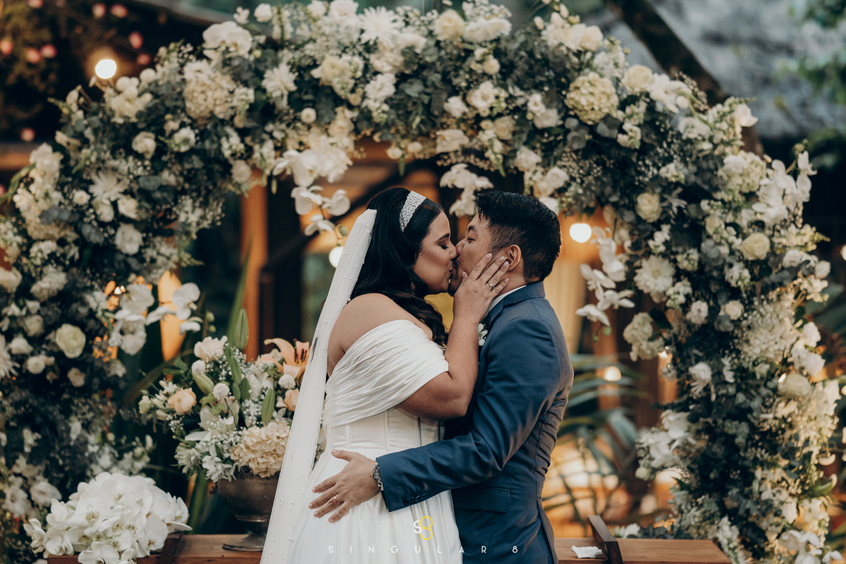 fotografia beijo do casal no altar com flores casamento pôr do sol mairiporã rancho santa maria