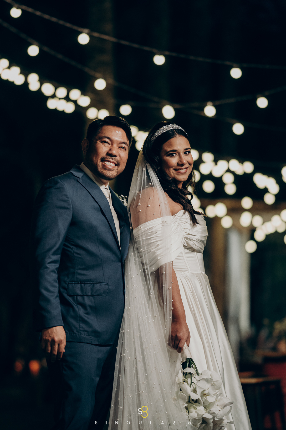 fotografia de ensaio pré casamento com varal de luzes no rancho santa maria