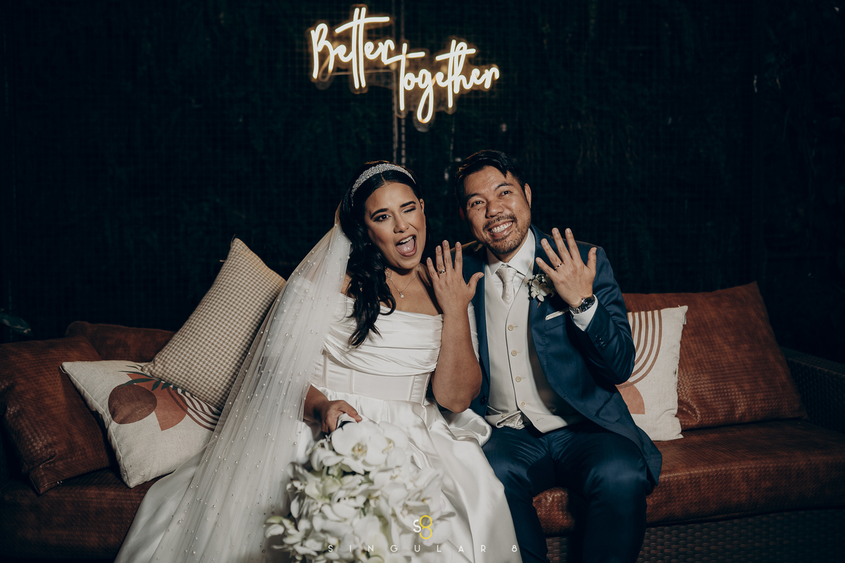 fotografia de casamento no letreiro de led  varal de luzes no rancho santa maria